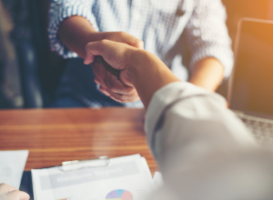 Persone che si danno la mano Persone che si stringono la mano per Divorziare senza andare in tribunale
